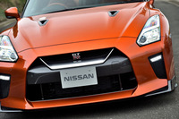 グリルの開口部を拡大して冷却性能を強化。同時にバンパーサイド部の形状を最適化して、従来の空気抵抗やダウンフォースを維持した。