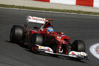 5月1日から3日間、イタリアのムジェッロで行われた、F1としては4年ぶりとなるシーズン中の合同テストでマシンの大幅アップグレードを敢行してきたフェラーリ。その効果は、アロンソが予選3番手タイムを記録し、そして決勝でも首位を走ったことからも上々といえるだろう。2位フィニッシュでポイントを61点としたアロンソは、ベッテルと同点首位に。（Photo=Ferrari）