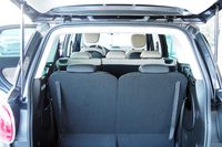 写真ではわかりづらいが、サードシートの操作用ベルトにも、「500」の文字が織り込まれている。なお、それを倒した場合のラゲッジルーム容量は638リッターとなる。