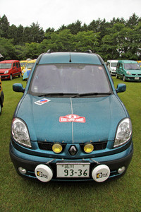 約200台のカングーのなかで、リポーターの目を引いた1台。顔つきを往年のラリー仕様のルノー・アルピーヌ風にアレンジしたもので、シャレが効いている。ボンネットに貼られたステッカーもモンテカルロラリーのレプリカかと思ったら、ちゃんと「RENAULT KANGOO-JAMBOREE」となっているなど、なかなか芸が細かい。