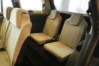 サードシートは、けっして広くはないが、スライド機構付きのセカンドシートを前方よりにセットすれば、大人でも十分座れる空間が確保される。