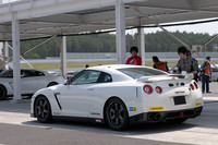 車両本体価格は、基準車の4点式ロールケージ仕様が1047万9000円、6点式ロールケージ仕様は1113万円となる。