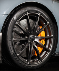 タイヤサイズは前が235/35ZR19、後ろが305/30ZR20。「ピレリPゼロ トロフェオR」が採用される。