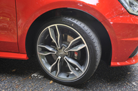 タイヤサイズは前後とも225/35R18。テスト車にはブリヂストン・ポテンザS001が装着されていた。