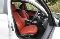 「120iスポーツ」は、ノーマルの「120i」よりもサイドサポートの大きなスポーツシートが与えられる。写真のテスト車ではさらに、シート地にコーラル・レッドのダコタレザー（24万円）がチョイスされている。