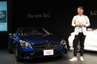 「メルセデスAMG SLC43」とメルセデス・ベンツ日本の上野金太郎社長。