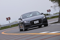 日本導入時のグレード構成は、「TTクーペ 2.0 TFSI」「TTクーペ 2.0 TFSIクワトロ」「TTSクーペ」「TTロードスター 2.0 TFSIクワトロ」の4種類となっている。