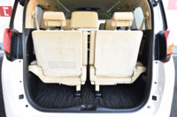 荷室の様子。50：50分割式の3列目シートを左右に跳ね上げ、さらに2列目シートを前方へとスライドさせることで、容量を拡大できる。（写真をクリックするとシートアレンジが見られます）
    