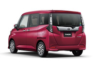 「トール」のバックショット。ボディーカラーはマゼンタベリーマイカメタリック。