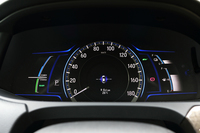 メーターは中央にマルチインフォメーションディスプレイと速度計を据えた単眼式で、タコメーターはなし。文中で紹介されているバッテリーのメーターは、右上に備わっている。
    