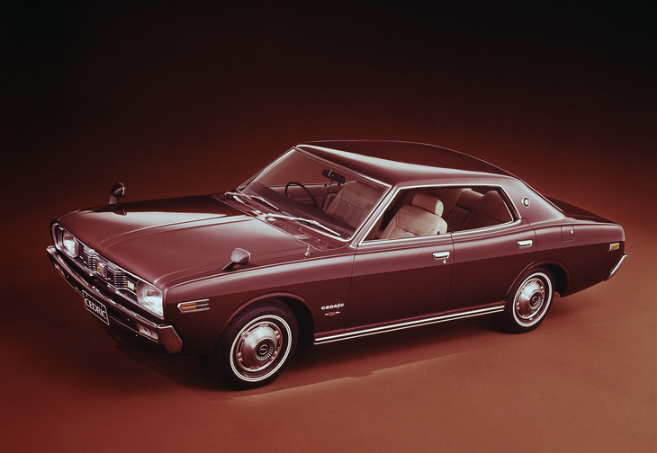 ほぼ同時にフルモデルチェンジしたライバルの「日産セドリック／グロリア」（230型）が、1972年に追加設定した日本初の4ドアハードトップ。写真はセドリックだが、イメージキャラクターも「クラウン」の山村 聰に対抗してロマンスグレーが映える俳優の二谷英明を起用していた。