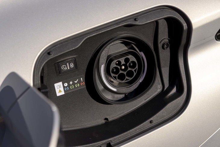 駆動用リチウムイオンバッテリーは普通充電のみに対応。3kW（200V×15A）で充電すると約4時間でチャージが完了する。