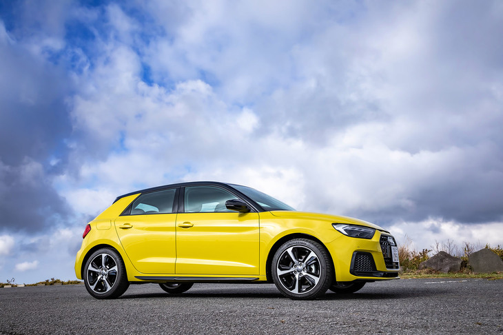 先進運転支援システムに関しては、アクティブレーンアシストやアダプティブクルーズコントロール、プレセンスベーシック、ハイビームアシスト、自動防げんルームミラーがセットになった「アシスタンスパッケージ」が標準装備される。