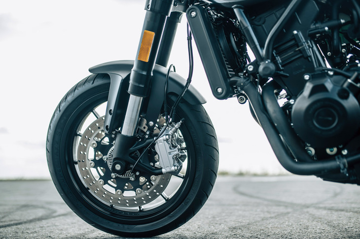 タイヤサイズは両モデル共通で、前が120/70ZR17、後ろが160/60ZR17。マキシスのラジアルタイヤ「SUPER MAXX ST」が装着される。