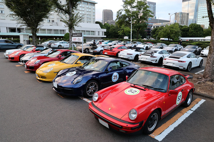 修了式に出席したオーナーを待つ参加車両。