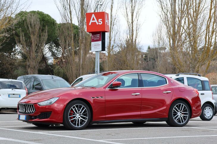 「マセラティ・ギブリ」。2023年シエナ郊外で。