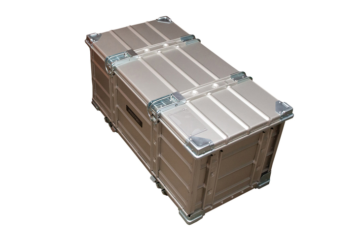 PROTEX | 折りたたみ式アルミコンテナ
価格：7万4800円～

プロ御用達の堅牢（けんろう）なキャリーケースで知られるPROTEXによる、純国産の折りたたみ式アルミ合金製コンテナ。半世紀以上にわたる業務用途で実証済みの、軽量かつ圧倒的な堅牢性を誇るストレージとしての機能と、折りたたんだ状態での優れた可搬性が合体。使い込むことでさらに存在感を増す、レトロで武骨なルックスも魅力だ。55／106／178リッターの3サイズが用意される。

問い合わせ：フジコーワ工業 03-5477-6601