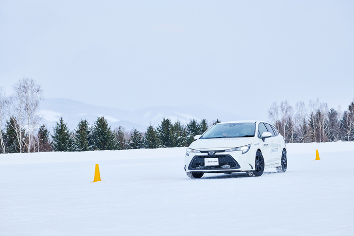 氷の上での定常円旋回では、より通常のオールシーズンタイヤに対する「シンクロウェザー」のアドバンテージが明白に。住友ゴムの技術者も「これまでのオールシーズンでは氷は非推奨だったが、今回の新商品ならきちんと走れる」と胸を張っていた。