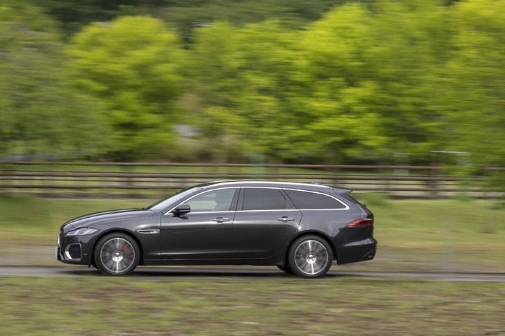 マイルドハイブリッドシステムの採用やドアケーシングのデザイン変更などにより、走行時の静粛性向上が図られた。