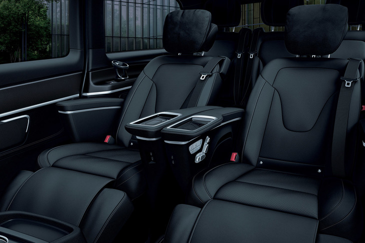 2列目はカップホルダーやUSBポート、スマートフォン用トレー、小物入れなどが備わるエクスクルーシブシートを標準で装備。