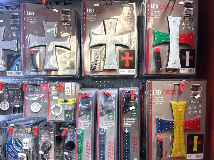 まだまだ十字架イルミネーションが並ぶ。右上はイタリア国旗の、右下はルーマニア国旗の色に光る。