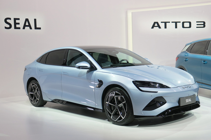 BYDの日本導入発表会にて、webCGほったが撮影した「BYDシール」。確かに没個性だとは思うけど、要らん個性をお客にムリヤリ押し付けてくるようなクルマと比べたら、はるかにマシ。というのが彼の意見だ。