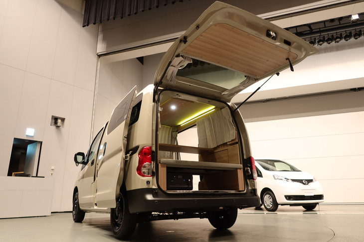 日産NV200バネットMYROOM（バックドアを開けた様子）