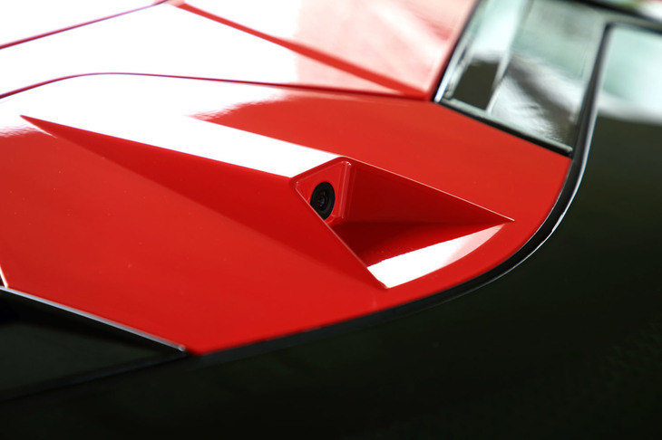 新型「コルベット」では、フロント&リアカーブビューパーキングカメラやデジタルルームミラーが標準装備となる。