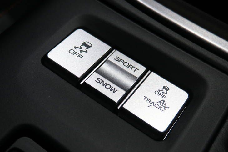 トラクションコントロールの制御に加え、AT車ではパワートレインの制御もノーマル、スポーツ、スノーの3種類で切り替えが可能だ。