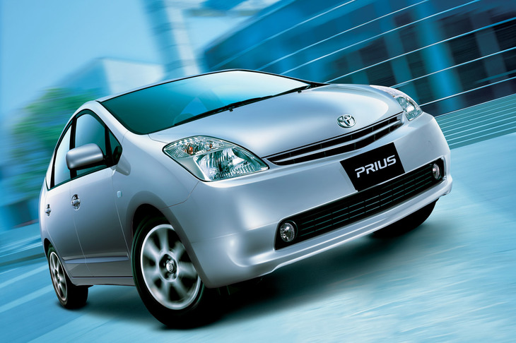 2003年に登場した2代目「プリウス」は、空気抵抗を抑えるべく、Bピラー付近が最も高くなるユニークなルーフラインを採用。この車体形状は、今日のプリウスにも受け継がれている。