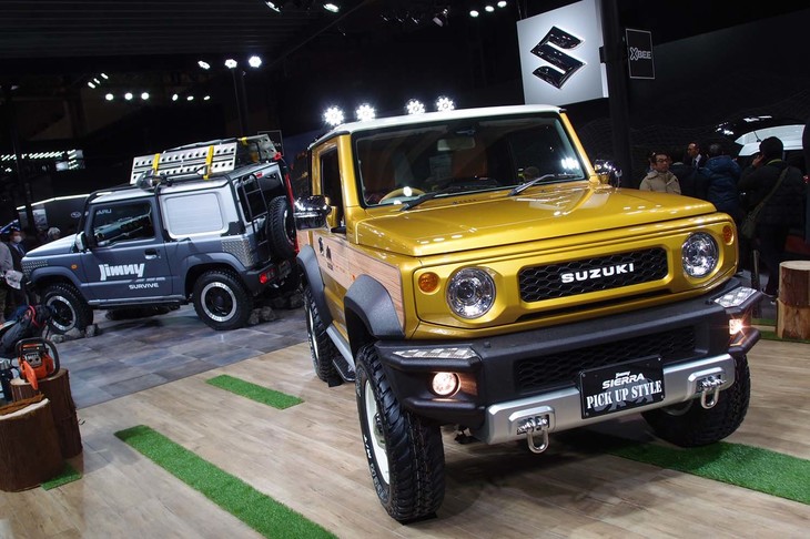 スズキブースのメインステージに展示された、「ジムニーシエラ ピックアップスタイル」（写真手前）と「ジムニー サバイブ」（同奥）。