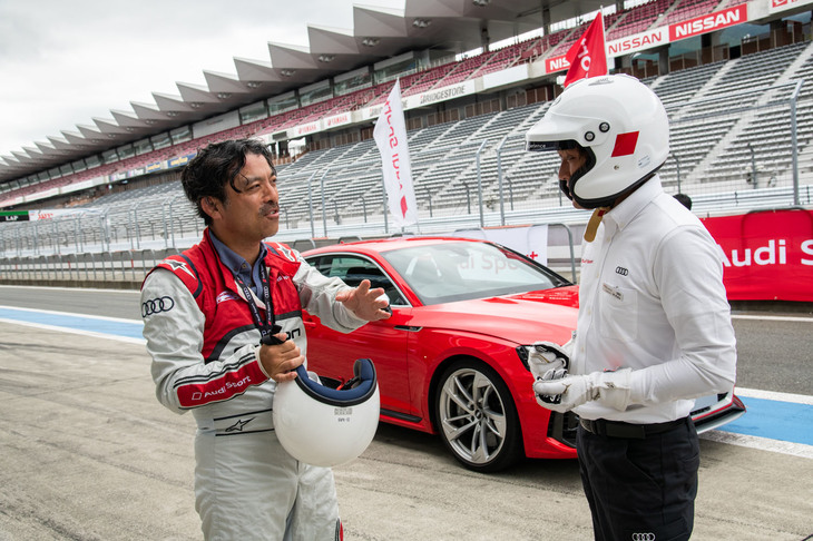 試乗を終えて、先導車のドライバーにアドバイスを乞う筆者（写真左）。