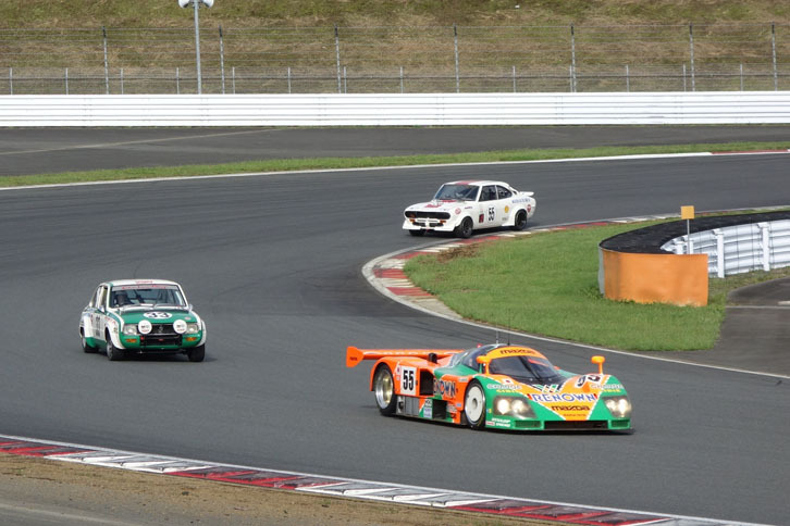 【デモラン】レジェンドカーでも、容赦ない速度で攻めの走りをみせる。