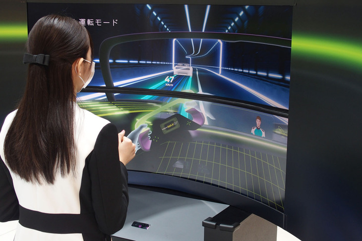 「日産マックスアウト」のドライビングシミュレーター。