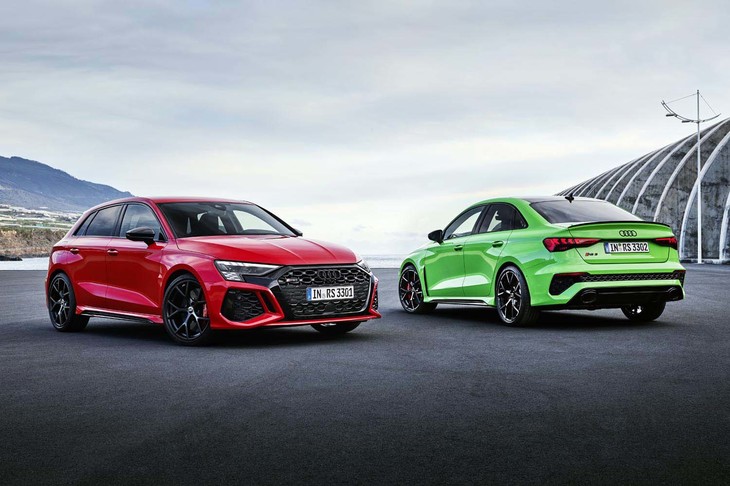左から、新型の「アウディRS 3スポーツバック」と「同RS 3セダン」。（写真はいずれも欧州仕様車）