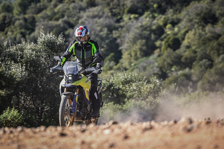 去る2022年に誕生20周年を迎えたスズキの「Vストローム」シリーズ。新型の「Vストローム800DE」からは、次の時代に臨むスズキの本気を感じることができた。