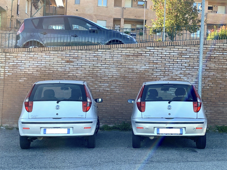 郊外住宅の駐車場における2代目「フィアット・プント」。2022年11月。