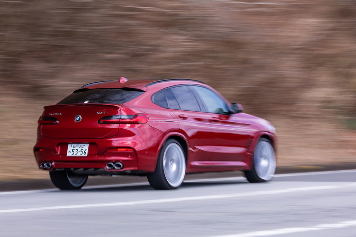 0-100km/h加速タイム4.6秒、最高巡航速度268km/hというパフォーマンスを発揮する「XD4」。WLTCモードの燃費値は11.9km/リッター。