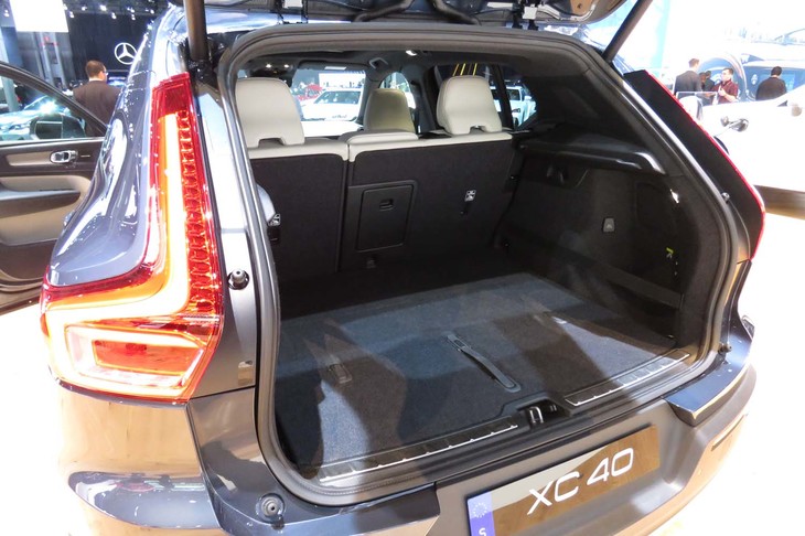 ボルボXC40 T5 AWDインスクリプション（ラゲッジルーム）