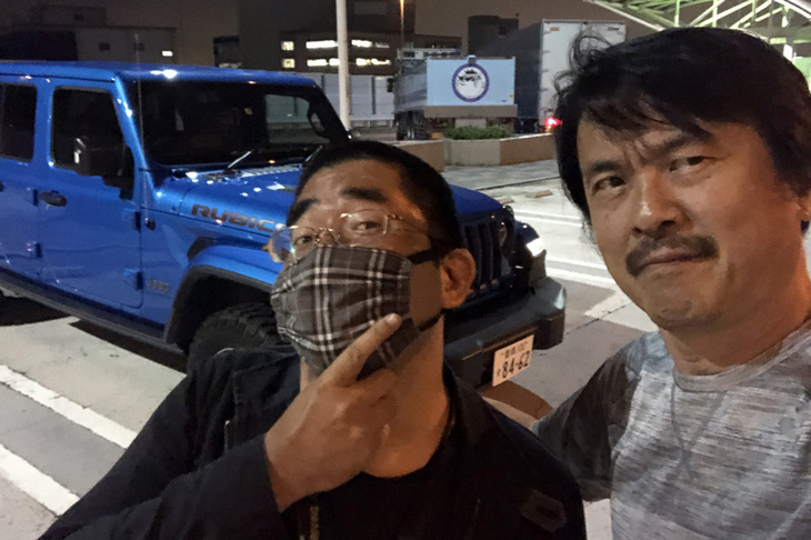 いま世界で一番モテそうなクルマに思える「ジープ・グラディエーター」で、夜の首都高に出撃。今回は世界一モテないカーマニアとしてその筋に名をとどろかせる、webCG編集部のほった君（写真左）も同行した。