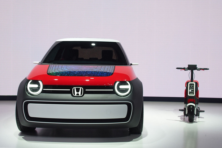 「SUSTAINA-C Concept（サステナ・シー コンセプト）」（写真左）と「Pocket Concept（ポケット コンセプト）」（写真右）。