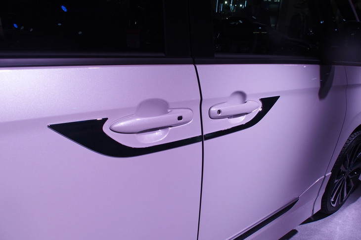 モデリスタのカスタマイズパーツが装着された新型「トヨタ・ヴォクシー」。