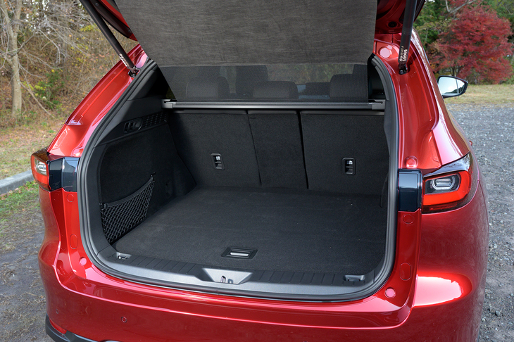 荷室の容量は570リッターで床面長は約975mm。いずれも現行の「CX-5」（522リッターと約950mm）をわずかに上回っているが、事実上の使い勝手はあまり変わらない。ちなみに次期型CX-5は全長の拡大によって荷室の床面長が45mm延びるとされている。
