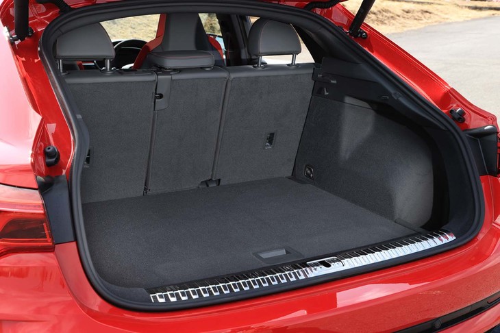 荷室の容量は530～1400リッター。ノーマルモデルと変わらぬスペースが用意されるのがうれしいところだ。