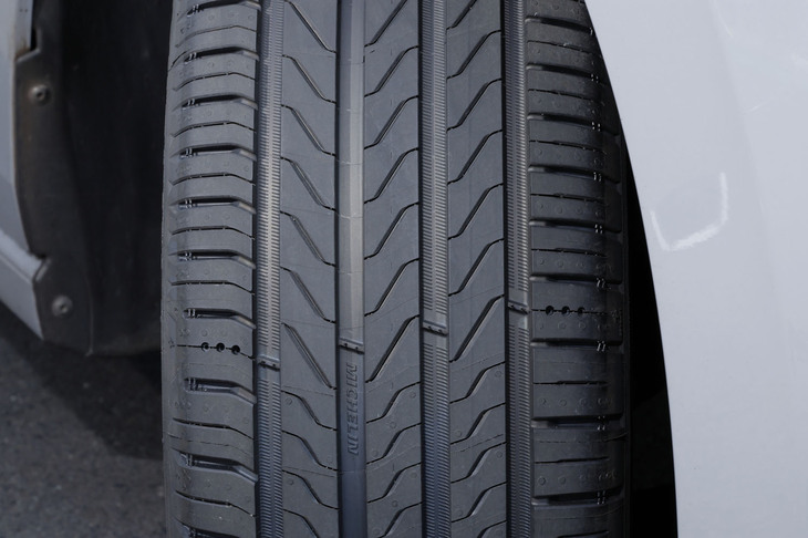 太い縦溝が4本まっすぐに通ったデザインが目を引く「プライマシー5」のトレッド面。ショルダー部は太い横溝と細い横溝を組み合わせることで、静粛性を損なわずに排水性能とエッジ効果を向上させる。内部構造の最適化によるトレッド面の均一な接地圧分布も実現しており、加速時やブレーキング時、コーナリング時でも接地面が安定するほか、偏摩耗の抑制にも寄与するという。