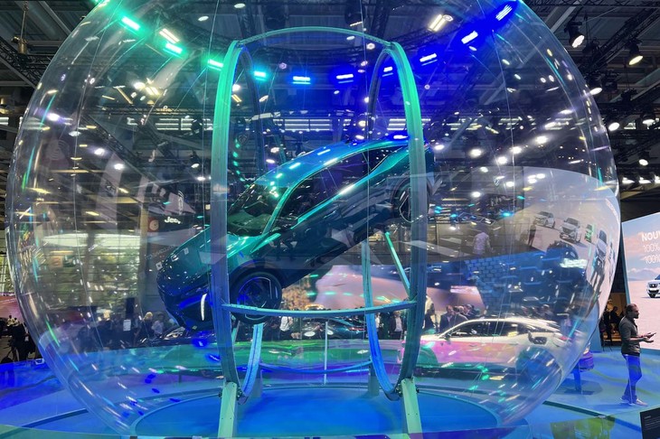 バルーンの内部には、新型「プジョー408」の姿が。