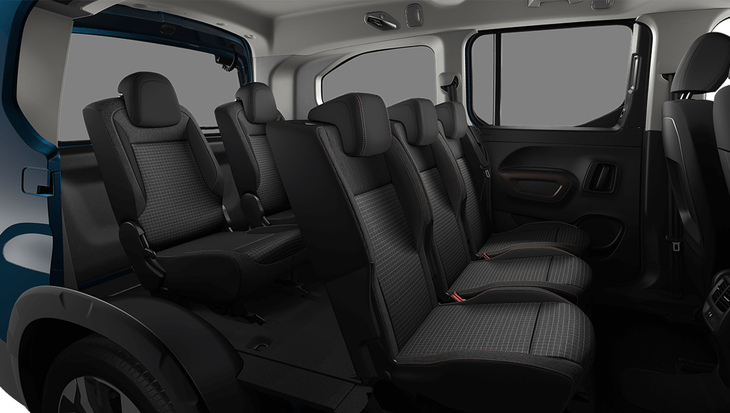 3列目シートは前後スライド（130mm）に加えて取り外しもできる。