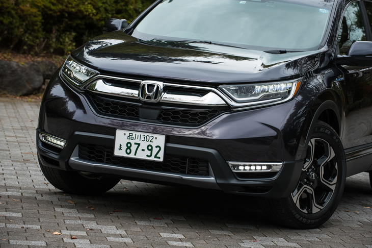 フロントグリルと一続きとなった“つり目”のヘッドランプが目を引くフロントまわり。エクステリアデザインは、日本とアメリカのチームの折衷案とのことだ。