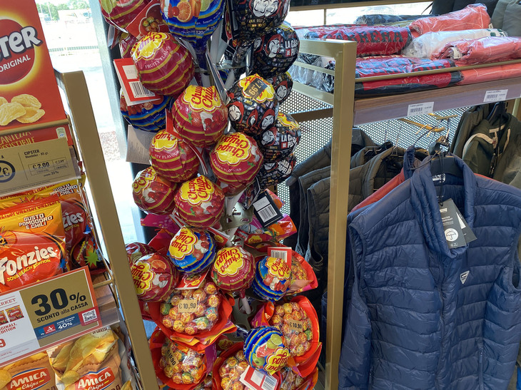 一瞬マラカスかと思ってしまった巨大な「チュッパチャプス」。中身は標準サイズが入っている。