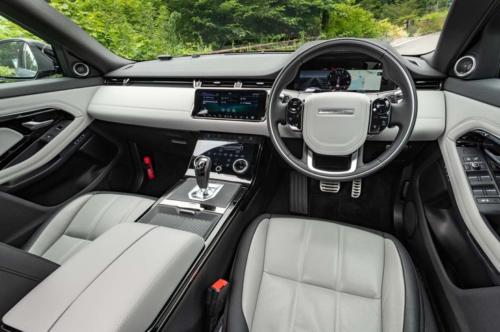 質感の高いインテリアも「イヴォーク」の魅力。基本デザインは上級モデル「ヴェラール」の流れをくむもの。